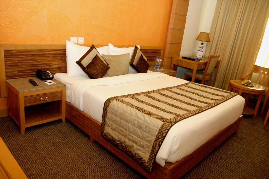 Hotel Saffron Kiran Noida Buitenkant foto