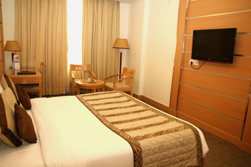 Hotel Saffron Kiran Noida Buitenkant foto