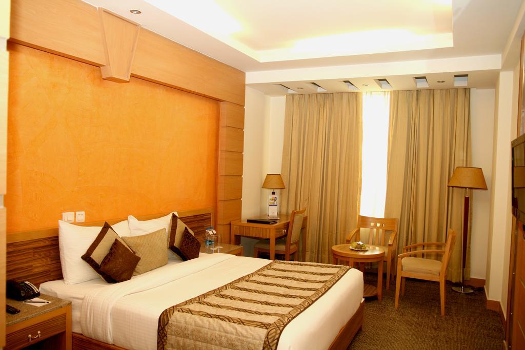 Hotel Saffron Kiran Noida Buitenkant foto