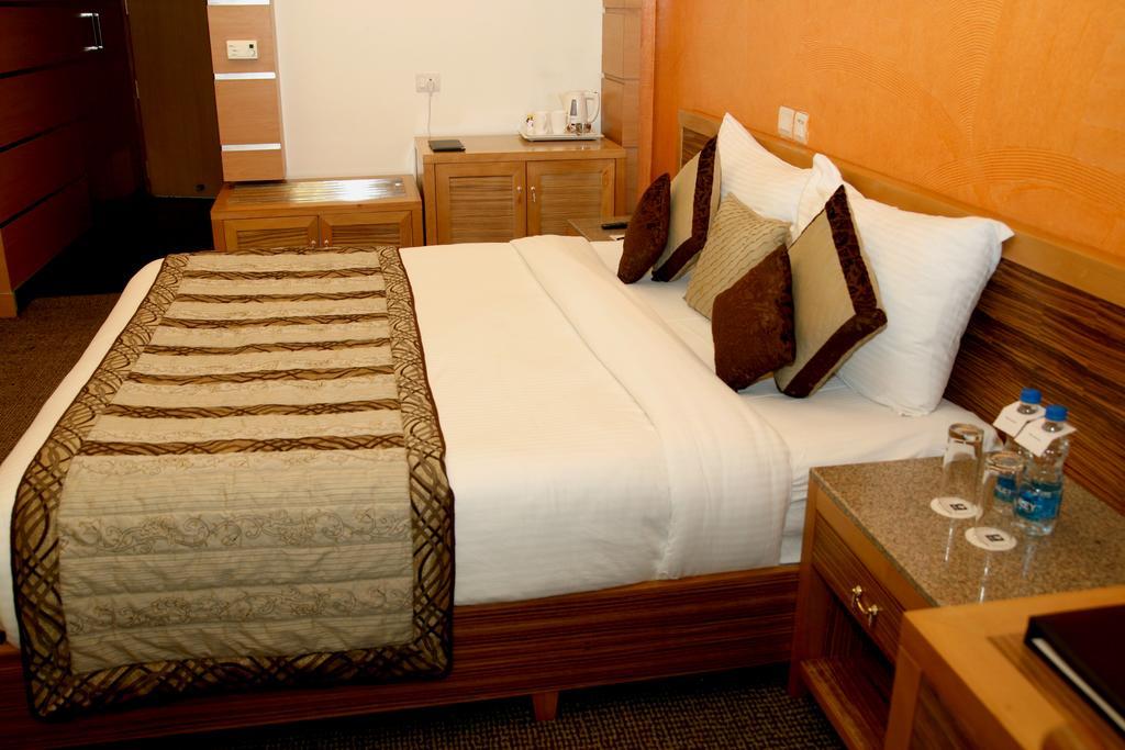 Hotel Saffron Kiran Noida Buitenkant foto