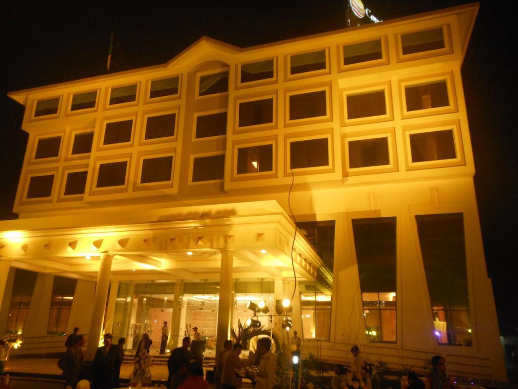 Hotel Saffron Kiran Noida Buitenkant foto