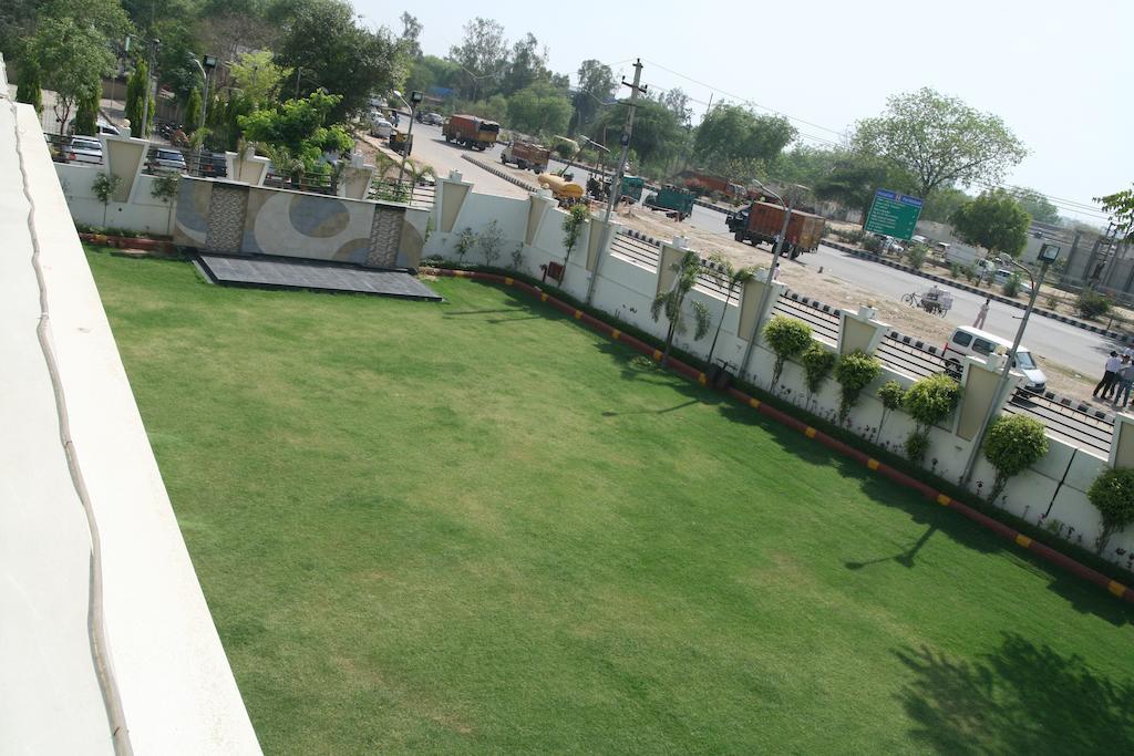 Hotel Saffron Kiran Noida Buitenkant foto