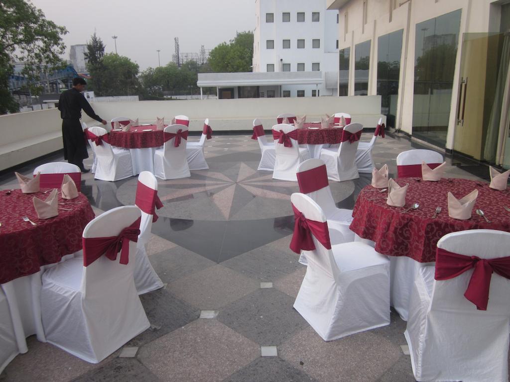 Hotel Saffron Kiran Noida Buitenkant foto