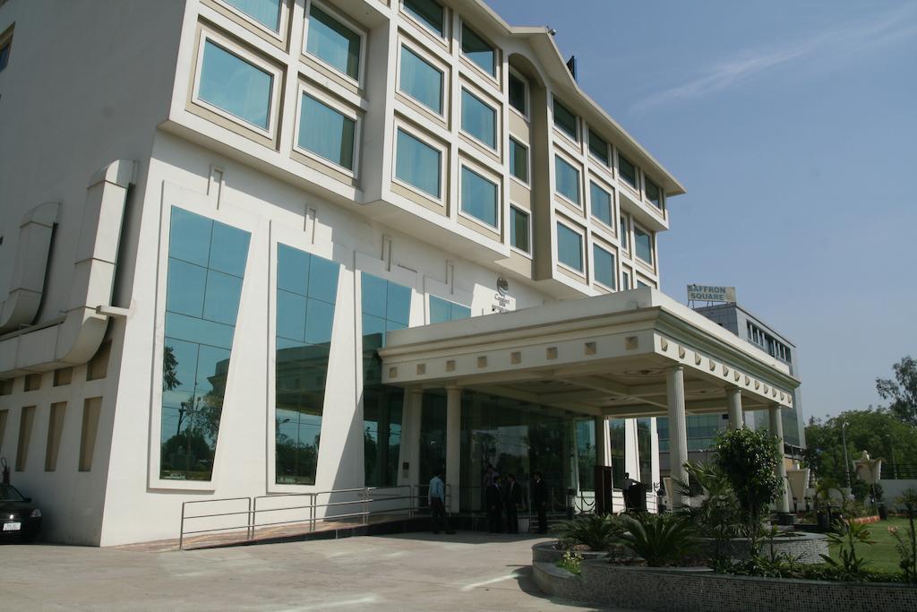 Hotel Saffron Kiran Noida Buitenkant foto