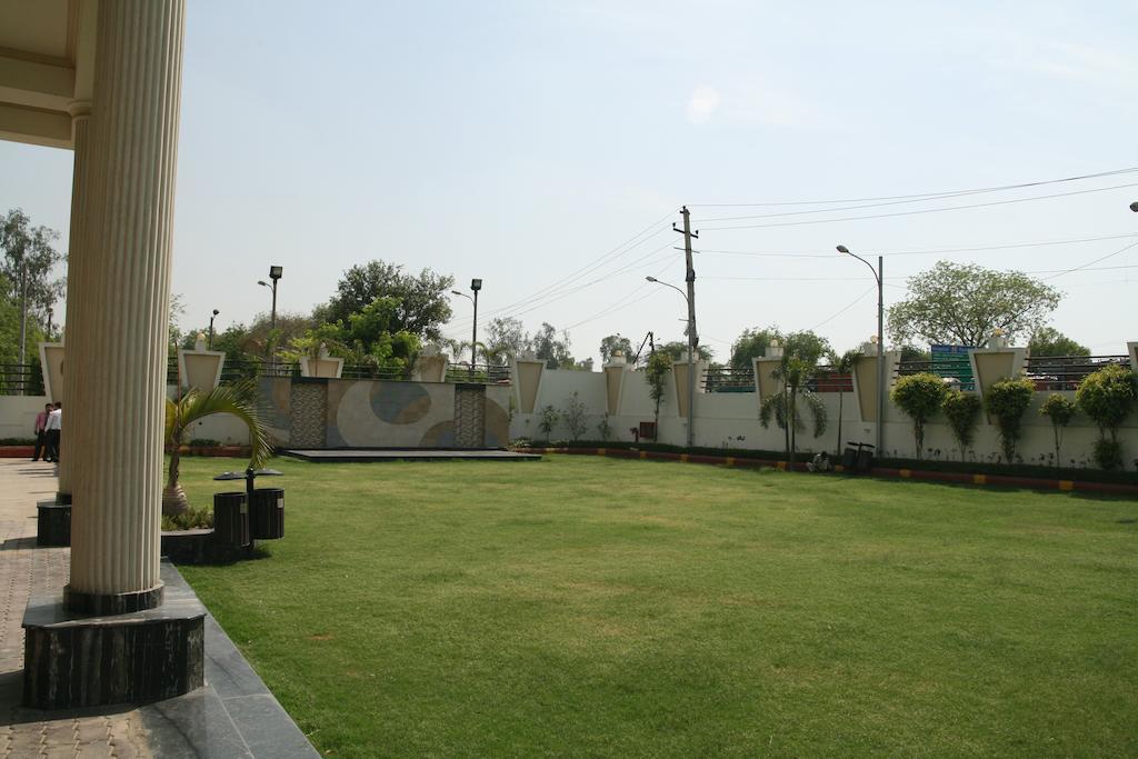 Hotel Saffron Kiran Noida Buitenkant foto