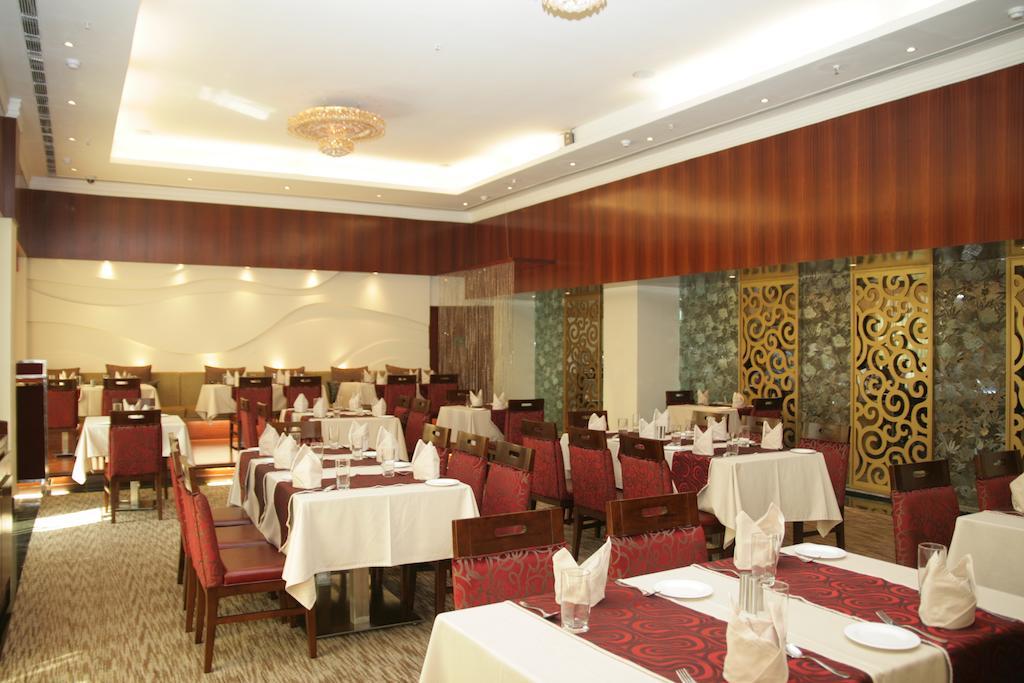 Hotel Saffron Kiran Noida Buitenkant foto