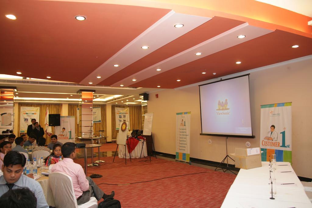 Hotel Saffron Kiran Noida Buitenkant foto
