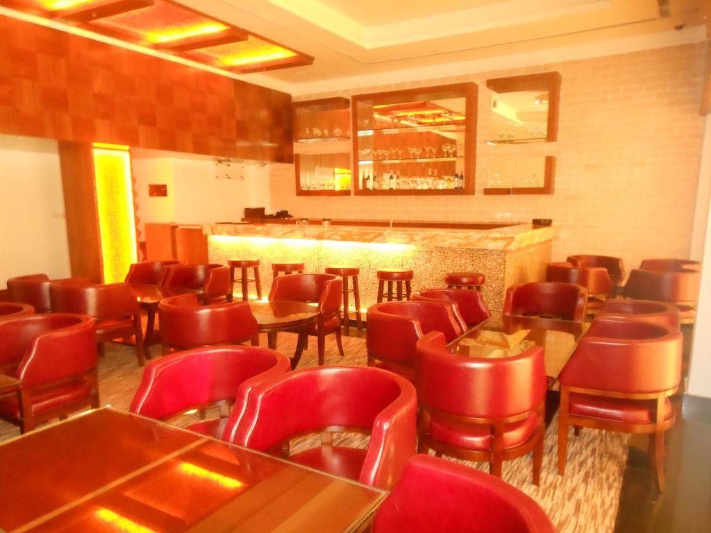 Hotel Saffron Kiran Noida Buitenkant foto