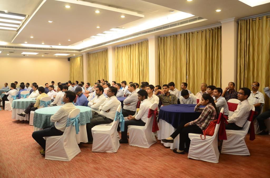 Hotel Saffron Kiran Noida Buitenkant foto