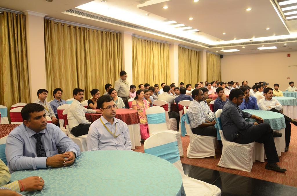 Hotel Saffron Kiran Noida Buitenkant foto