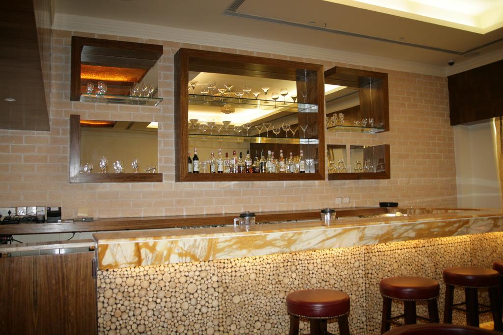 Hotel Saffron Kiran Noida Buitenkant foto