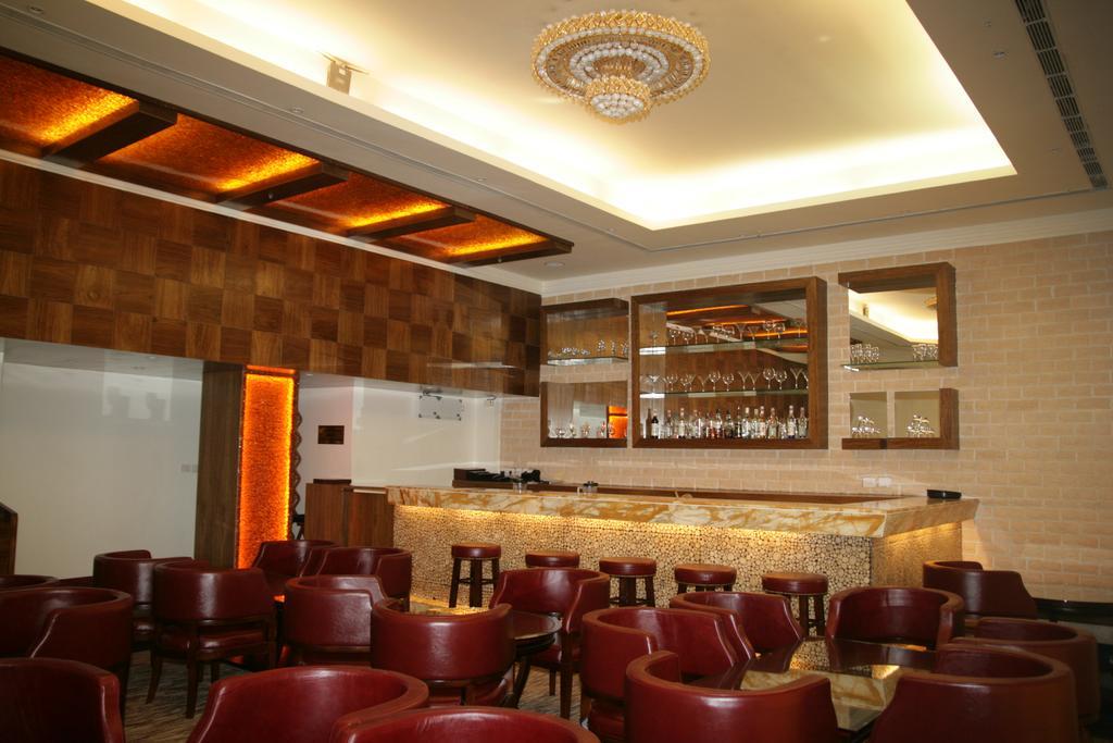Hotel Saffron Kiran Noida Buitenkant foto