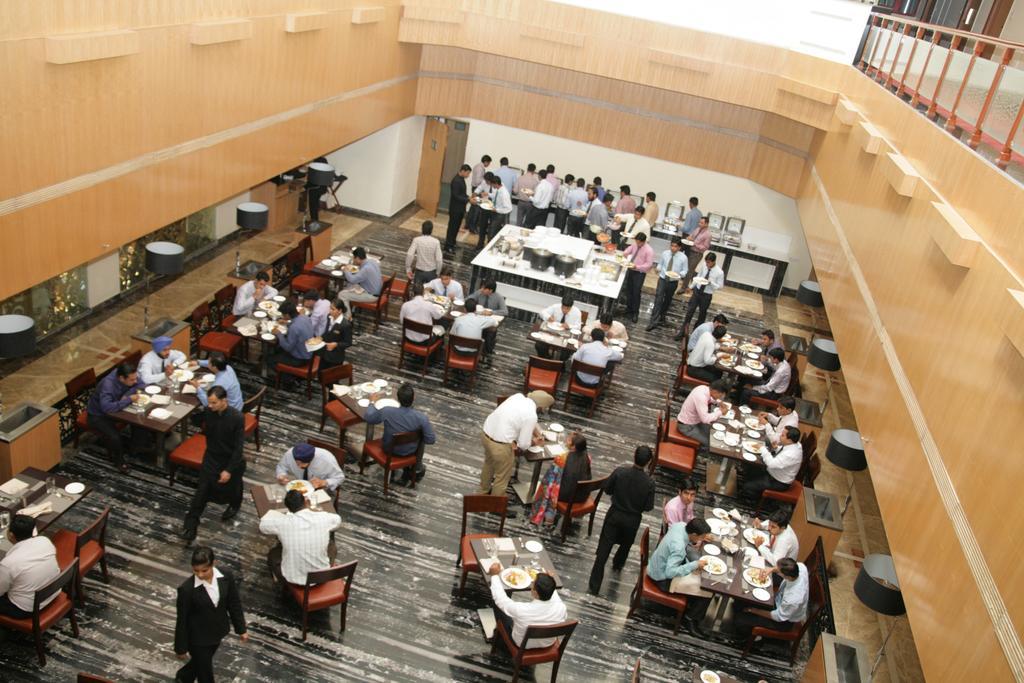 Hotel Saffron Kiran Noida Buitenkant foto