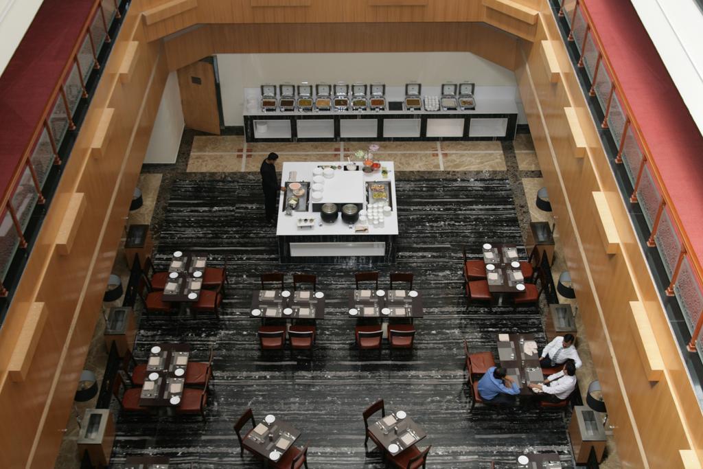Hotel Saffron Kiran Noida Buitenkant foto