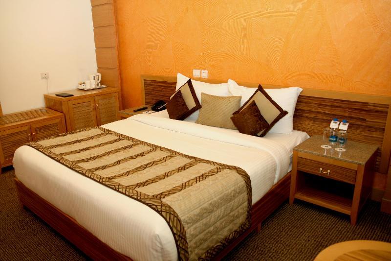 Hotel Saffron Kiran Noida Buitenkant foto